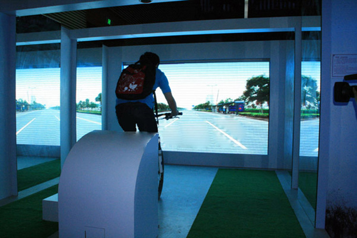太湖巨幕影院单车模拟驾驶