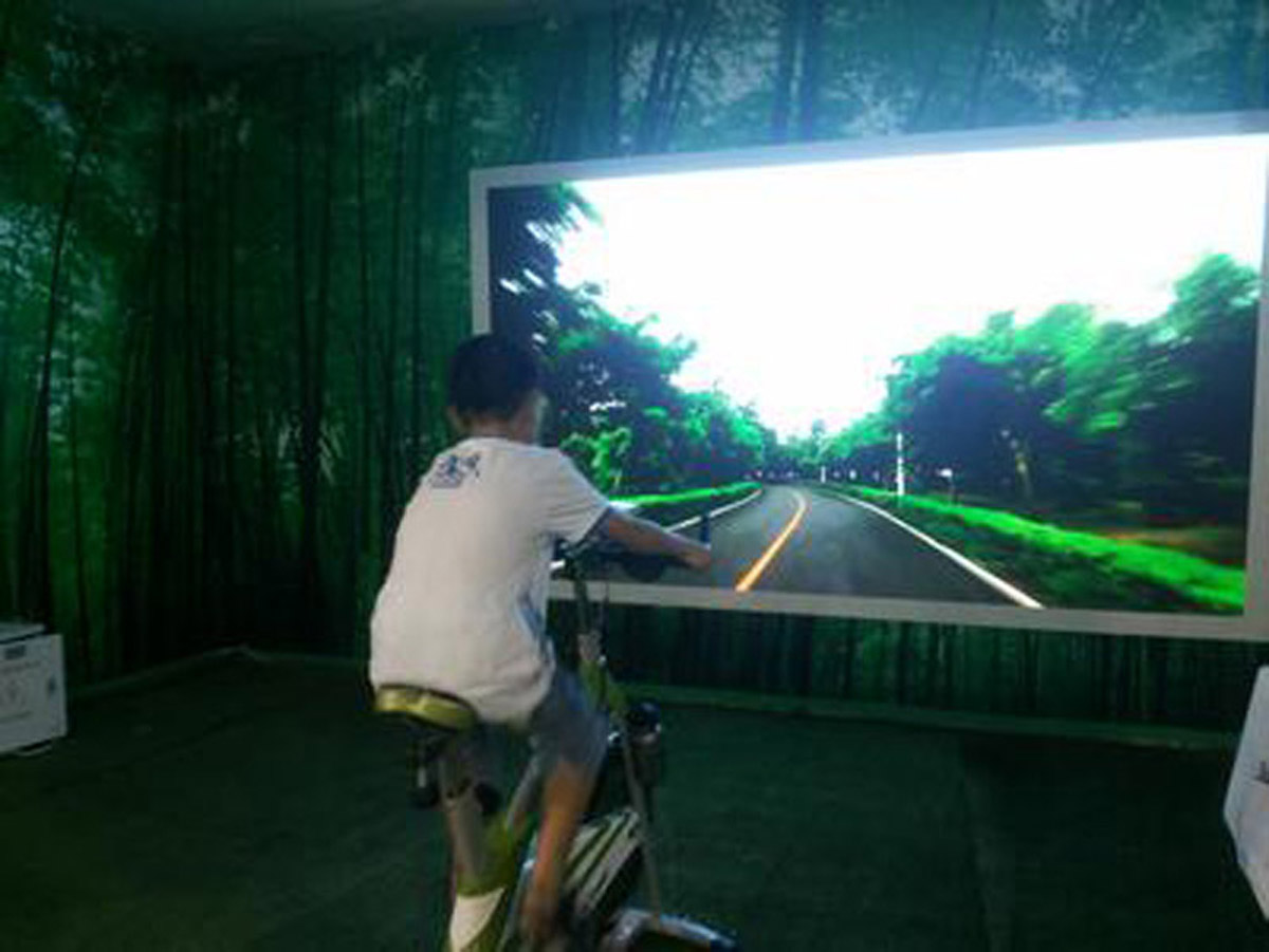 巨幕影院单车模拟驾驶.jpg