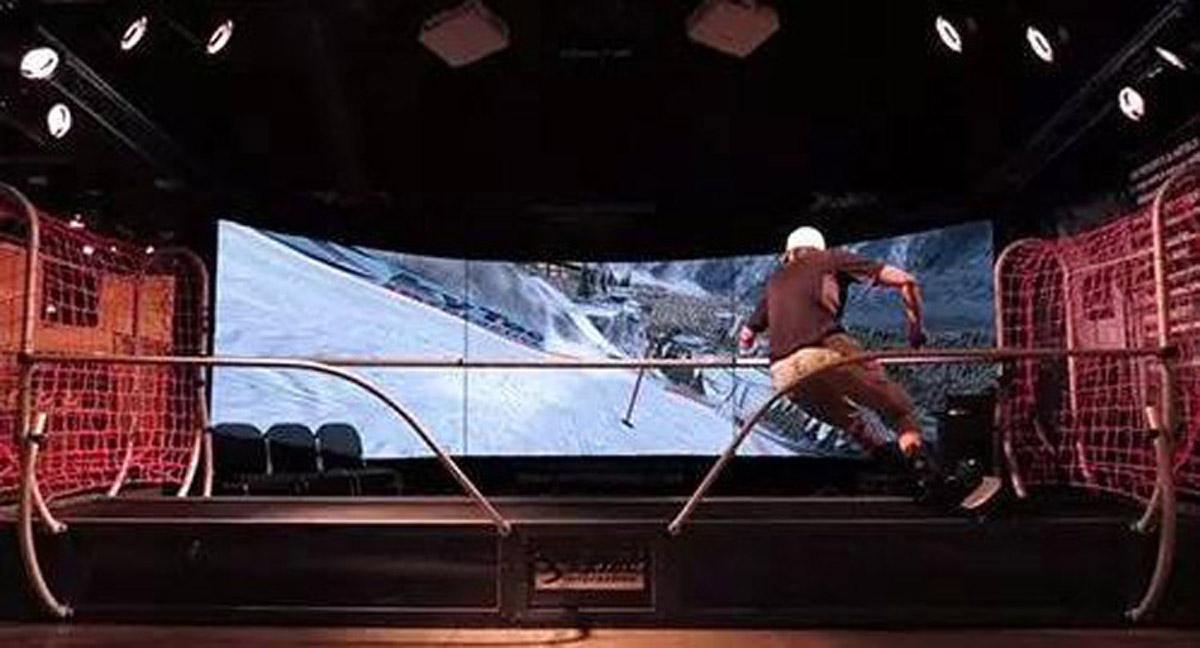 乌什巨幕影院模拟高山滑雪